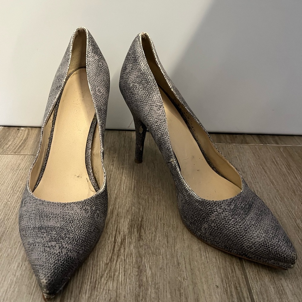 Nine West Women's Grey Textured Pointed-Toe Pumps